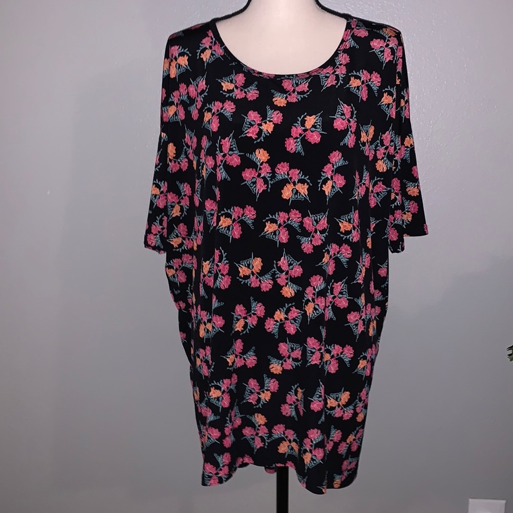 LULAROE IRMA TUNIC BLOUSE.